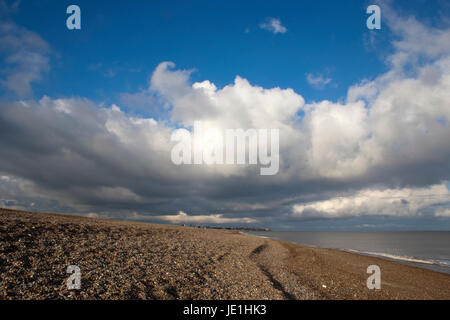 Gewitterwolken über Thorpeness, gesehen vom Strand in Aldeburgh, Suffolk, England Stockfoto