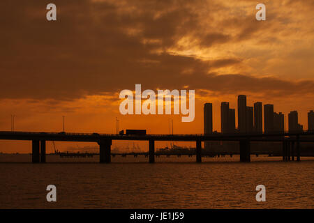 Shenzhen Bucht-Brücke bei Sonnenuntergang; Anbindung der Hongkong und Shenzhen, Provinz Guangdong, Volksrepublik China; Shekou Port im Hintergrund; Stockfoto