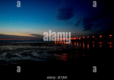 Ryde Pier bei Nacht historischen Pier, zeigt Harbor Lights, mit Blick auf Southampton Wasser und Mündung des Solent, Isle Of Wight, Hampshire, UK 2017 Stockfoto