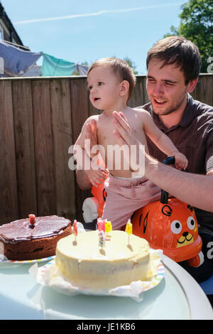 Vater und Sohn am ersten Geburtstag Stockfoto