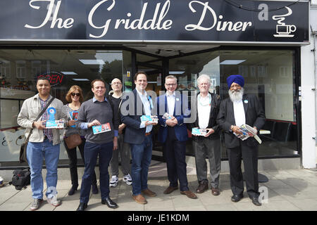 Michael Gove Kampagnen in West Drayton, London Featuring: Greg Smith, Michael Gove, Aktivisten wo: London, Vereinigtes Königreich bei: Kredit-22. Mai 2017: Alan West/WENN.com Stockfoto