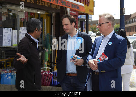 Michael Gove Kampagnen in West Drayton, London Featuring: Greg Smith, Michael Gove Where: London, Vereinigtes Königreich bei: Kredit-22. Mai 2017: Alan West/WENN.com Stockfoto