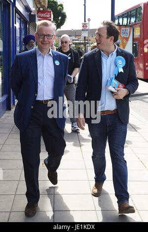 Michael Gove Kampagnen in West Drayton, London Featuring: Greg Smith, Michael Gove Where: London, Vereinigtes Königreich bei: Kredit-22. Mai 2017: Alan West/WENN.com Stockfoto