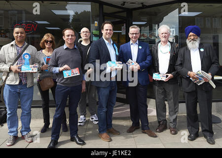 Michael Gove Kampagnen in West Drayton, London Featuring: Greg Smith, Michael Gove, Aktivisten wo: London, Vereinigtes Königreich bei: Kredit-22. Mai 2017: Alan West/WENN.com Stockfoto