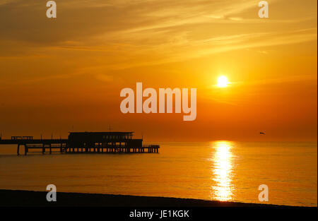 Sonnenaufgang über dem Deal Pier Stockfoto