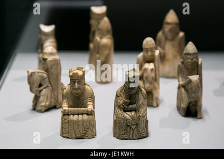 Alten Schach aus Walross-Elfenbein gefertigt und Wal-Zahn. Mittelalterliches Europa. Stockfoto