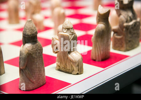 Alten Schach aus Walross-Elfenbein gefertigt und Wal-Zahn. Mittelalterliches Europa. Stockfoto