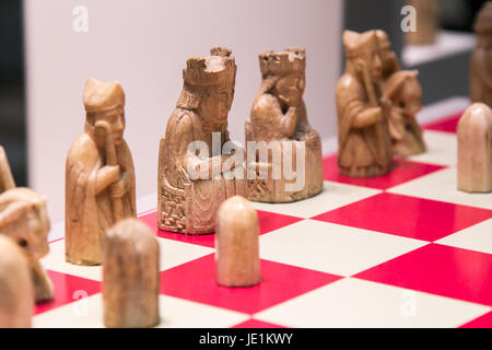 Alten Schach aus Walross-Elfenbein gefertigt und Wal-Zahn. Mittelalterliches Europa. Stockfoto