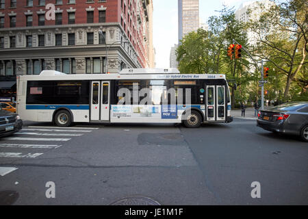 saubere Luft-Elektro-Hybrid-Bus in Midtown Manhattan New York City USA Stockfoto