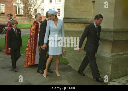 Kommen Sie der Prinz und die Prinzessin von Wales mit ihren Söhnen Prinz William (hinter Diana) und Prinz Harry, für die Bestätigung von Prinz William in Windsor. Stockfoto