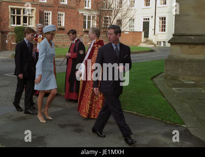 Der Prinz und die Prinzessin von Wales kommen mit ihren Söhnen Prinz William (2. l) und Prinz Harry, für die Bestätigung von Prinz William im St.-Georgs Kapelle, Windsor, Berkshire. Stockfoto