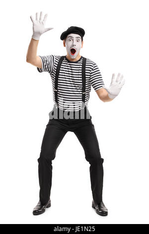 In voller Länge Portrait eines MIME Hand in seine Hand auf eine unsichtbare Wand isoliert auf weißem Hintergrund Stockfoto