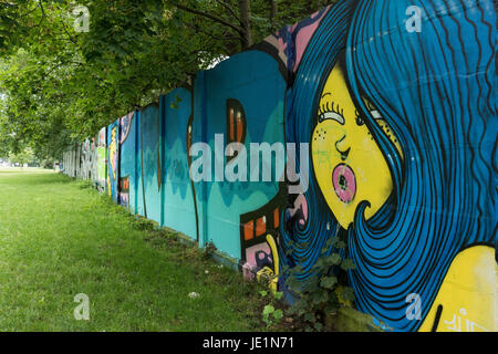 Berlin. Deutschland. Verbleibenden Abschnitt der Berliner Mauer mit Graffiti an Puschkinallee, als ein historisches Denkmal seit 2005 aufgeführt. Stockfoto