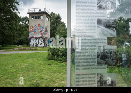 Berlin. Deutschland. Wachturm der ehemaligen Schlesischer Busch-Gefechtsstand.  Typ: Führungsstelle "FüSt" BT – 4 × 4 Stockfoto