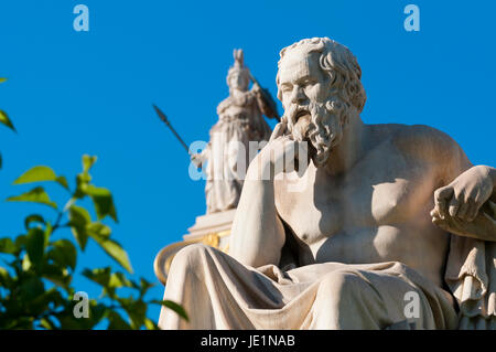 klassische Statue des Sokrates von Seite mit Athena-Statue oben und hinten Stockfoto