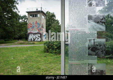Berlin. Deutschland. Wachturm der ehemaligen Schlesischer Busch-Gefechtsstand.  Typ: Führungsstelle "FüSt" BT – 4 × 4 Stockfoto