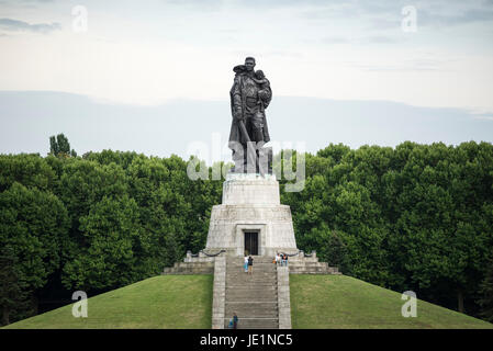 Berlin. Deutschland. Sowjetischen Ehrenmals im Treptower Park erinnert an die sowjetischen Soldaten, die in der Schlacht um Berlin, April-Mai 1945 fiel. Gebaut (1949), t Stockfoto