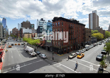 Nachschlagen von zehnten Avenue und West 17. Straße Kreuzung durch Chelsea mit alten Mietshaus an der Ecke von New York City USA Stockfoto