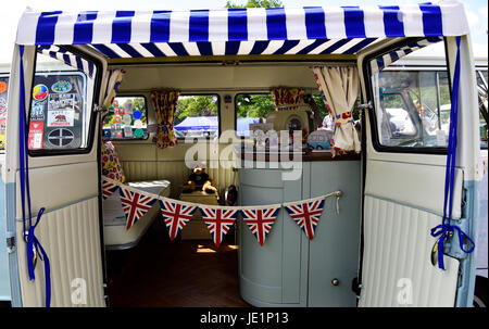 Innenraum des Volkswagen Splitscreen Wohnmobil von 1967 auf dem Display bei einer Oldtimer-Show, Liphook, Hampshire, UK. 18. Juni 2017. Stockfoto