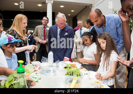 London, UK. 22. Juni 2017. Prinz Charles trifft auf lokale Schulkinder/junge Gärtner. Prinz Charles, der Prinz von Wales, Schirmherr der Soil Association, besucht eine Rezeption mit Anhängern der Bio-Bewegung anlässlich seinen 70. Geburtstag. Die Soil Association fördert gesunde, humane und nachhaltige Lebensmittel, Landwirtschaft und Land verwenden. Stockfoto