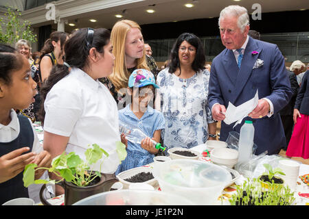 London, UK. 22. Juni 2017. Prinz Charles trifft auf lokale Schulkinder/junge Gärtner. Prinz Charles, der Prinz von Wales, Schirmherr der Soil Association, besucht eine Rezeption mit Anhängern der Bio-Bewegung anlässlich seinen 70. Geburtstag. Die Soil Association fördert gesunde, humane und nachhaltige Lebensmittel, Landwirtschaft und Land verwenden. Stockfoto