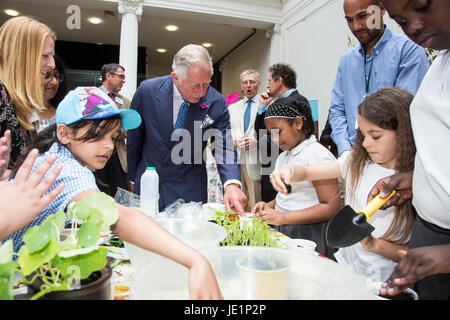 London, UK. 22. Juni 2017. Prinz Charles trifft auf lokale Schulkinder/junge Gärtner. Prinz Charles, der Prinz von Wales, Schirmherr der Soil Association, besucht eine Rezeption mit Anhängern der Bio-Bewegung anlässlich seinen 70. Geburtstag. Die Soil Association fördert gesunde, humane und nachhaltige Lebensmittel, Landwirtschaft und Land verwenden. Stockfoto