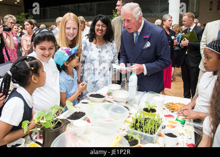 London, UK. 22. Juni 2017. Prinz Charles trifft auf lokale Schulkinder/junge Gärtner. Prinz Charles, der Prinz von Wales, Schirmherr der Soil Association, besucht eine Rezeption mit Anhängern der Bio-Bewegung anlässlich seinen 70. Geburtstag. Die Soil Association fördert gesunde, humane und nachhaltige Lebensmittel, Landwirtschaft und Land verwenden. Stockfoto