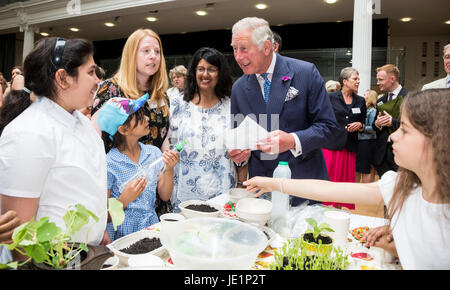 London, UK. 22. Juni 2017. Prinz Charles trifft auf lokale Schulkinder/junge Gärtner. Prinz Charles, der Prinz von Wales, Schirmherr der Soil Association, besucht eine Rezeption mit Anhängern der Bio-Bewegung anlässlich seinen 70. Geburtstag. Die Soil Association fördert gesunde, humane und nachhaltige Lebensmittel, Landwirtschaft und Land verwenden. Stockfoto