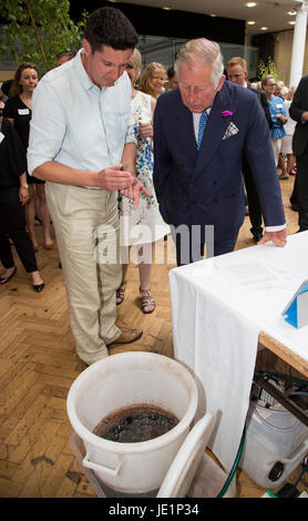 London, UK. 22. Juni 2017. Der Prince Of Wales trifft Mitglieder des Assocation Stand innovativer Landwirte und Uhren Demonstrationen. Prinz Charles, der Prinz von Wales, Schirmherr der Soil Association, besucht eine Rezeption mit Anhängern der Bio-Bewegung anlässlich seinen 70. Geburtstag. Die Soil Association fördert gesunde, humane und nachhaltige Lebensmittel, Landwirtschaft und Land verwenden. Stockfoto