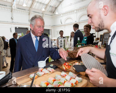 London, UK. 22. Juni 2017. Der Prince Of Wales besucht den "Herzogtum von Waitrose" Stand, wo Köche Demonstrationen geben. Herzogtum originale wurden von der Prince Of Wales vor 25 Jahren ins Leben gerufen. Prinz Charles, der Prinz von Wales, Schirmherr der Soil Association, besucht eine Rezeption mit Anhängern der Bio-Bewegung anlässlich seinen 70. Geburtstag. Die Soil Association fördert gesunde, humane und nachhaltige Lebensmittel, Landwirtschaft und Land verwenden. Stockfoto