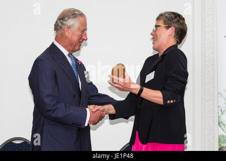 London, UK. 22. Juni 2017. Der Prince Of Wales erhält ein Leben lang Lebenswerk von Helen Browning, Chief Executive von der Soil Association. Prinz Charles, der Prinz von Wales, Schirmherr der Soil Association, besucht eine Rezeption mit Anhängern der Bio-Bewegung anlässlich seinen 70. Geburtstag. Die Soil Association fördert gesunde, humane und nachhaltige Lebensmittel, Landwirtschaft und Land verwenden. Stockfoto