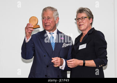 London, UK. 22. Juni 2017. Der Prince Of Wales erhält ein Leben lang Lebenswerk von Helen Browning, Chief Executive von der Soil Association. Prinz Charles, der Prinz von Wales, Schirmherr der Soil Association, besucht eine Rezeption mit Anhängern der Bio-Bewegung anlässlich seinen 70. Geburtstag. Die Soil Association fördert gesunde, humane und nachhaltige Lebensmittel, Landwirtschaft und Land verwenden. Stockfoto