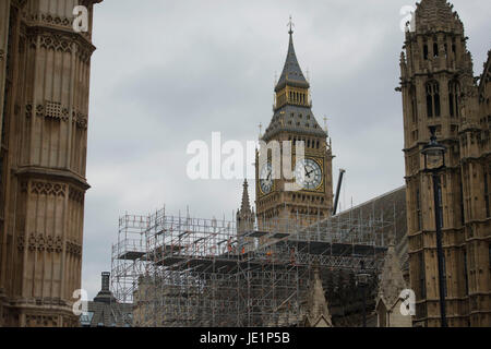 Gerüst ist in der Nähe von Elizabeth Turms am Palace of Westminster, London, im Rahmen der Naturschutzarbeit auf das Wahrzeichen errichtet. Stockfoto