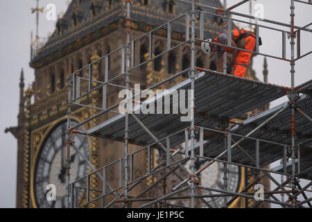 Gerüst ist in der Nähe von Elizabeth Turms am Palace of Westminster, London, im Rahmen der Naturschutzarbeit auf das Wahrzeichen errichtet. Stockfoto