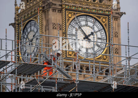 Gerüst ist in der Nähe von Elizabeth Turms am Palace of Westminster, London, im Rahmen der Naturschutzarbeit auf das Wahrzeichen errichtet. Stockfoto