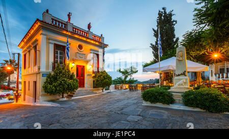 Platz in Ioulida Dorf auf Kea Insel in Griechenland. Stockfoto