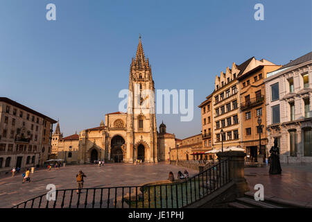 Oviedo Asturias Catedral y Plaza Alfonso II Stockfoto