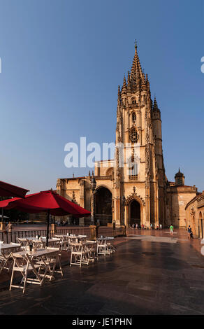 Oviedo Asturias Terraza nahe der Kathedrale Stockfoto