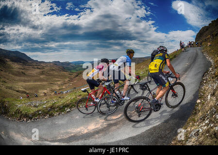 Gruppe von Radfahrern Klettern Hardknott Pass in Cumbria, UK. Stockfoto