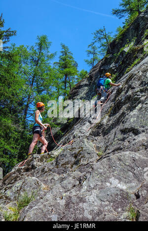 Zwei Kletterer auf Klippe, Chamonix, Frankreich Stockfoto