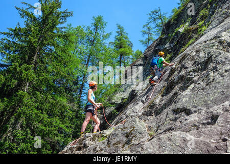 Zwei Kletterer auf Klippe, Chamonix, Frankreich Stockfoto