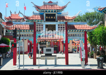 22. Mai 2017.  Los Angeles, Kalifornien.  Der East Gate Eingang in Los Angeles Chinatown im sonnigen Kalifornien.  Dr. Sun Yat-Sen sitzende Statue in der ce Stockfoto