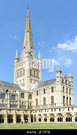 Turm und der Turm in der Ecke der Klöster in der christlichen Kathedrale Kirche der Dreifaltigkeit in Norwich, England, deren Baubeginn durch t Stockfoto