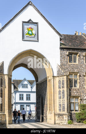 Emblem über den Hauptzugang zu den Precints der christlichen Kathedrale Kirche der Dreifaltigkeit in Norwich, England, deren Baubeginn von th Stockfoto