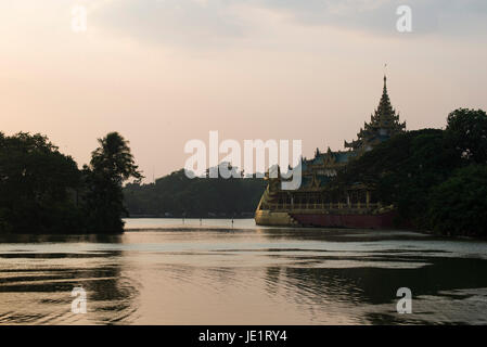 Karaweik oder Karaweik-Halle ist am östlichen Ufer des Kandawgyi See in Yangon, Birma. Stockfoto