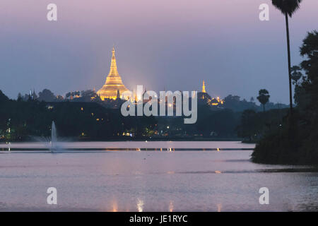 Die Shwedagon-Pagode befindet sich die bekannteste Pagode in Myanmar in Yangon, Myanmar Stockfoto