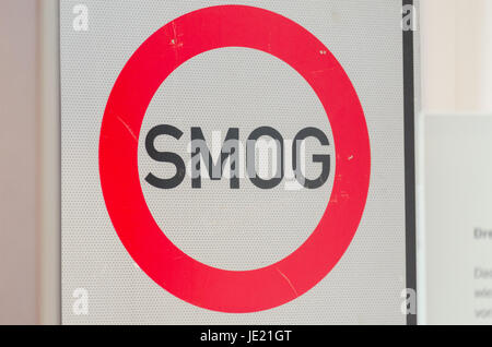 LWL-Freilichtmuseum Hagen.  Aufnahmen Mit Freundlicher Genehmigung der Abteilung Für Öffentlichkeitsarbeit. Rundes Warnschild Mit der Aufschrift Smog. Stockfoto