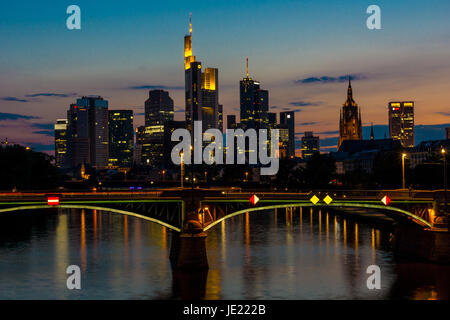 Frankfurter Skyline Bei Nacht Stockfoto