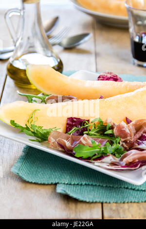 Prosciutto mit Melone und Rucola und Radicchio-Salat Stockfoto