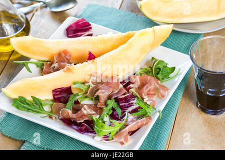 Prosciutto mit Melone und Rucola und Radicchio-Salat Stockfoto